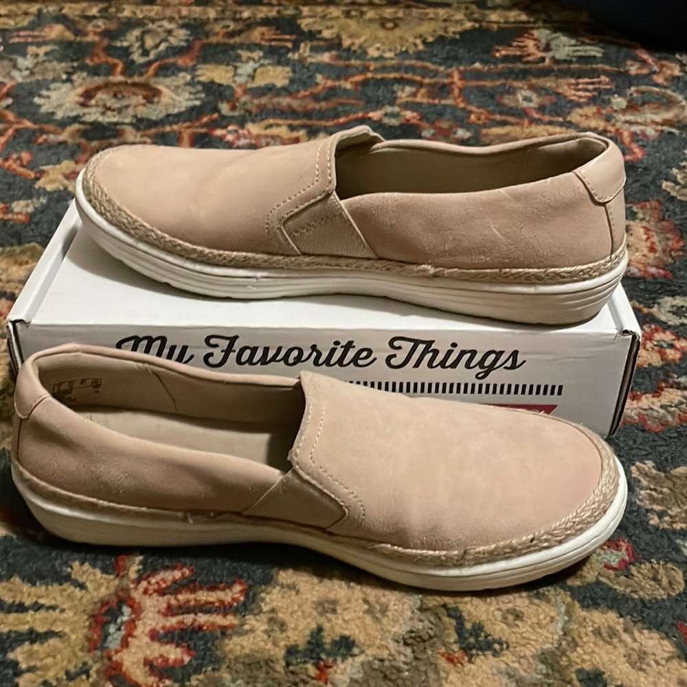 Clarks tan ultimate comfort shoes size 8.5